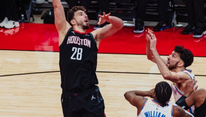 半岛体育APP-乌度卡甩锅全队遭休媒批判：执着于落后理念，就算有库里都不会用