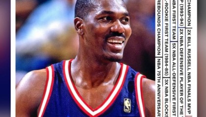 半岛体育-致敬球队传奇！杜兰特转发奥拉朱旺生日海报并送祝福