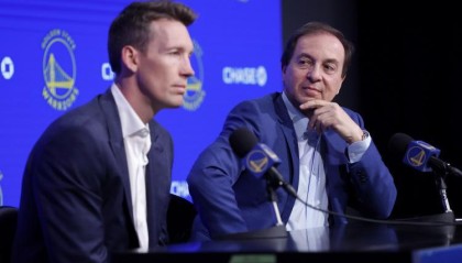 2年前的今天：小邓利维接替鲍勃-迈尔斯 担任勇士总经理