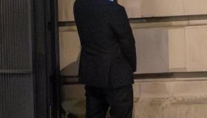 半岛体育APP-不文明行为《太阳报》拍到鲁尼参加晚宴后在墙角随地小便